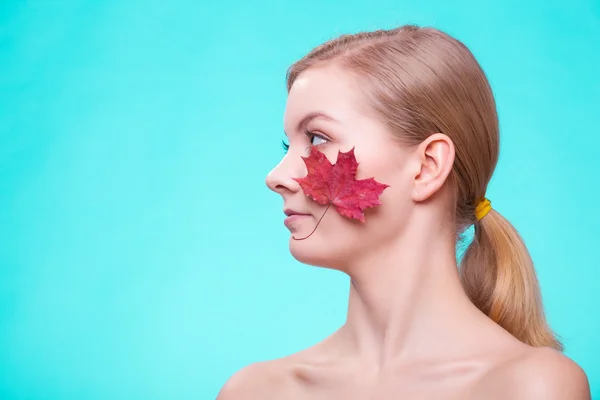 赤いカエデの葉を持つ若い女性の肖像画. — ストック写真