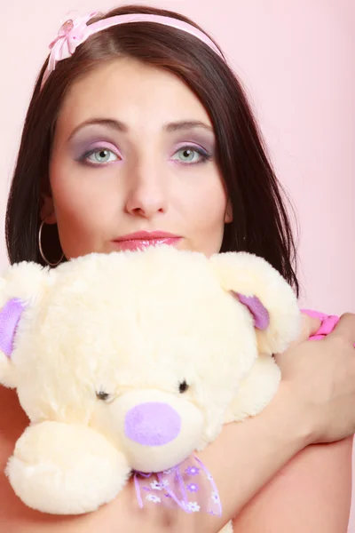 Дитяча молода інфантильна дівчина в рожевій обнімаючій іграшці плюшевого ведмедя — стокове фото