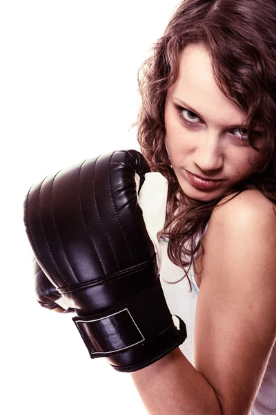 Boxeadora deportiva con guantes negros. Fitness chica entrenamiento patada boxeo . —  Fotos de Stock