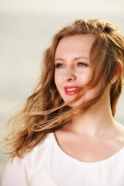 Joven mujer viento en pelo al aire libre — Foto de Stock