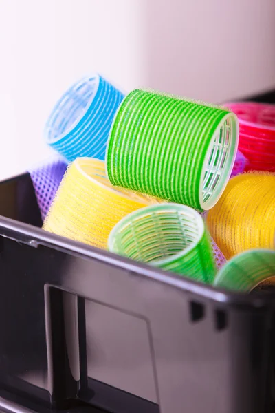 Rodillos de pelo coloridos rulos en cesta. Peluquería salón de belleza. — Foto de Stock