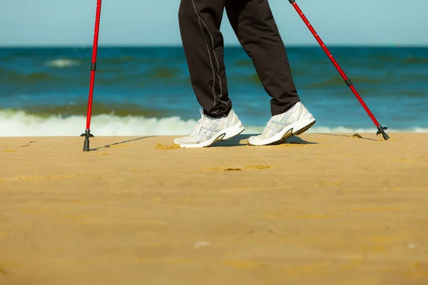 Frauenbeine wandern am Strand. — Stockfoto