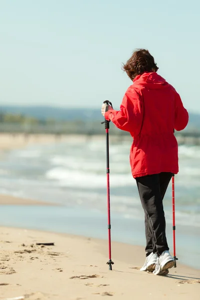 Kvinna vandring på stranden. — Stockfoto