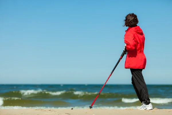 Femme randonnée sur la plage . — Photo