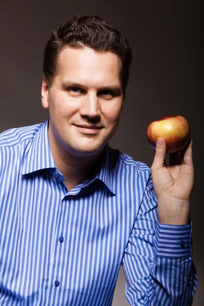 Lycklig man håller apple frukt — Stockfoto