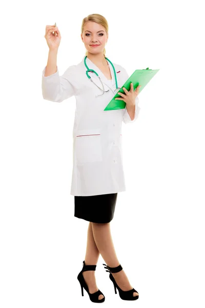 Mulher médico em jaleco com estetoscópio — Fotografia de Stock