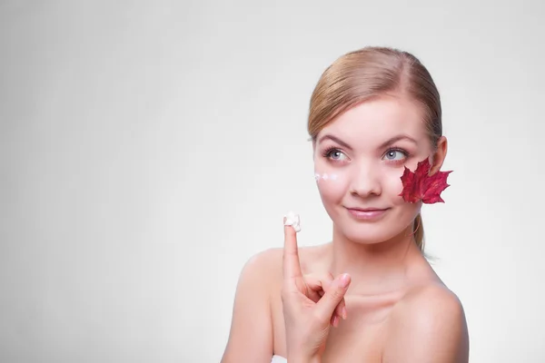 Rostro de niña con hoja de arce rojo . — Foto de Stock