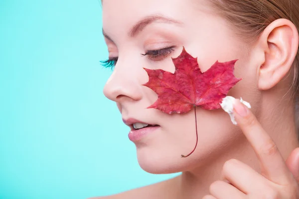 Tvář mladé dívky s červený javorový list. — Stock fotografie