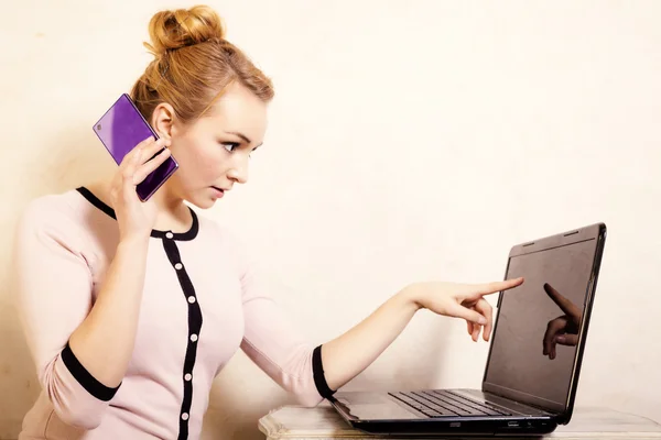 Affärskvinna med telefon vidrör skärm laptop — Stockfoto