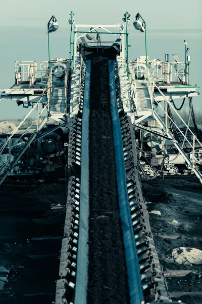 露天掘り褐炭鉱山。ベルトコンベア. — ストック写真