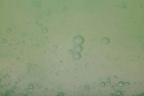 Såpbubblor grön flytande bakgrund — Stockfoto