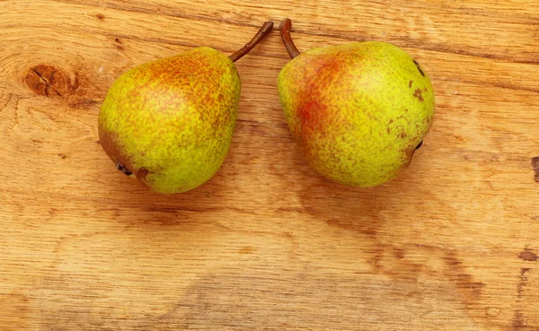 Zwei Birnen Früchte auf Holztischhintergrund — Stockfoto