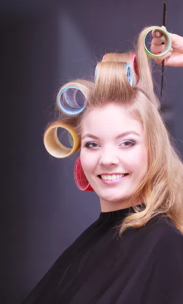 Mooie jonge vrouw in beauty salon — Stockfoto