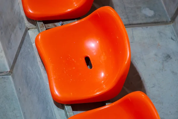 Närbild av röda sport stadion platser. Tomma ställningar. Lagidrotts supporter — Stockfoto