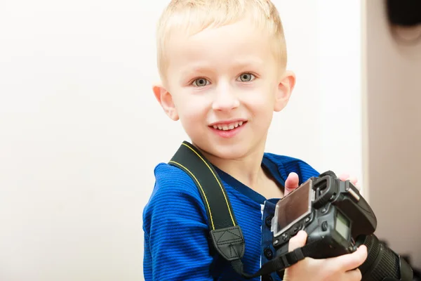 Portret szczęśliwy chłopiec dziecko gra z kamerą. — Zdjęcie stockowe