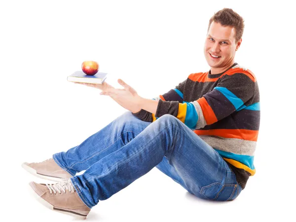 Hombre sosteniendo libro y manzana roja — Foto de Stock