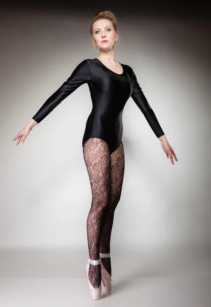 Mujer bailarina de ballet de cuerpo entero en gris —  Fotos de Stock