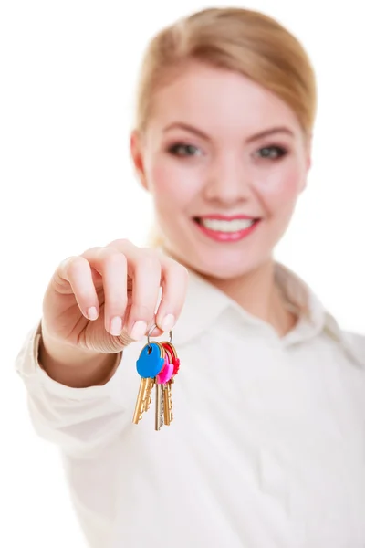 幸せな女の不動産業者は新しい家にキーのセットを保持しています。 — ストック写真
