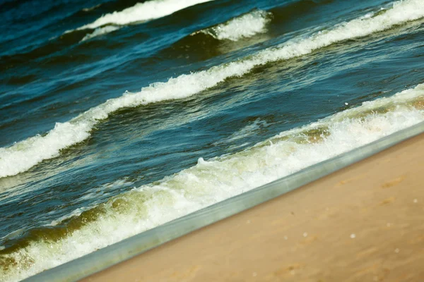 Vagues de mer sur le rivage de la plage de sable . — Photo