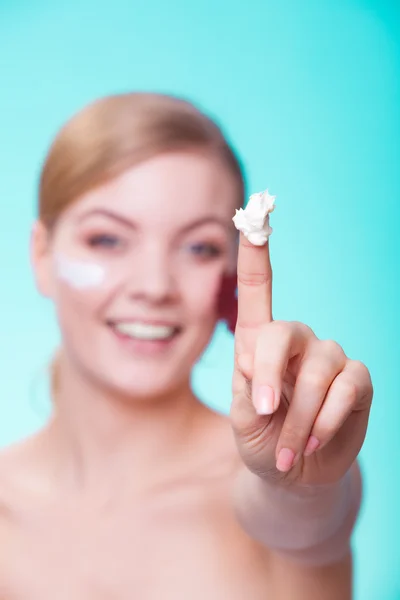 Visage de jeune femme fille avec feuille d'érable rouge . — Photo