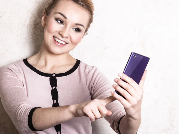 Businesswoman SMS čtení sms na smartphone — Stock fotografie