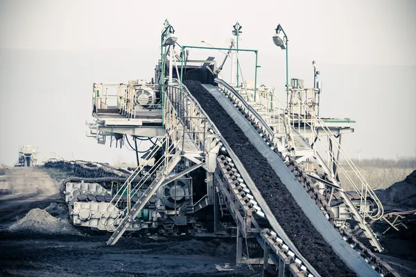 Opencast brown coal mine. Belt conveyor. — Stock Photo, Image