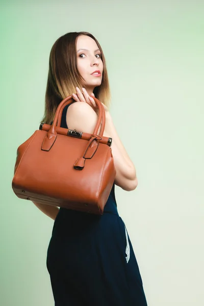 Элегантный наряд. Стильная женщина с коричневой сумкой — стоковое фото