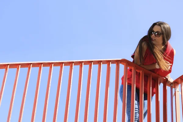 Trendy cool tienermeisje op de stedelijke brug — Stockfoto