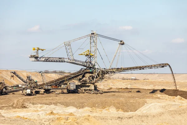 Miniera di carbone bruno a cielo aperto. Escavatore gigante. — Foto Stock