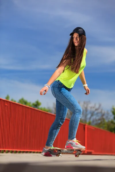 Cool holka bruslař na koni skateboard — Stock fotografie