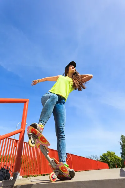 Крута дівчина катається на скейтборді — стокове фото