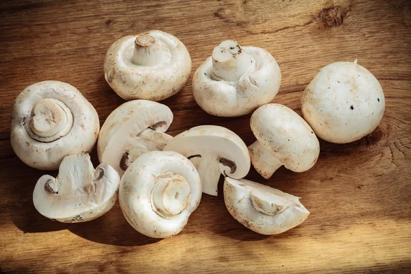 Champingones de champiñones blancos frescos —  Fotos de Stock