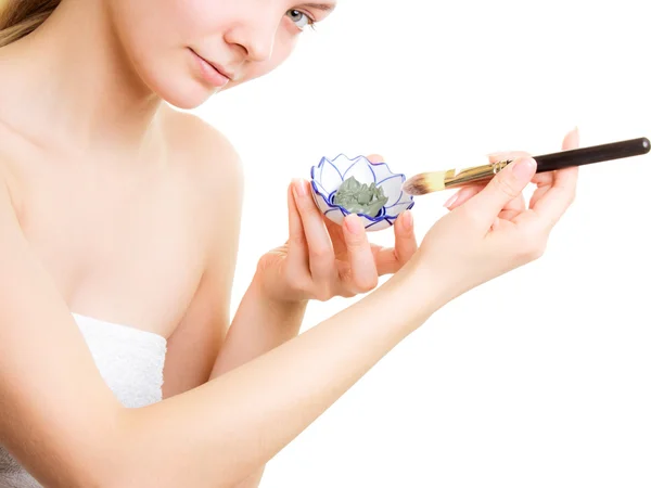 Woman applying clay mud mask on face. — Stock Photo, Image