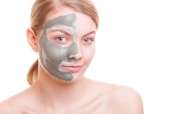 Vrouw klei masker toe te passen op gezicht. Spa. — Stockfoto