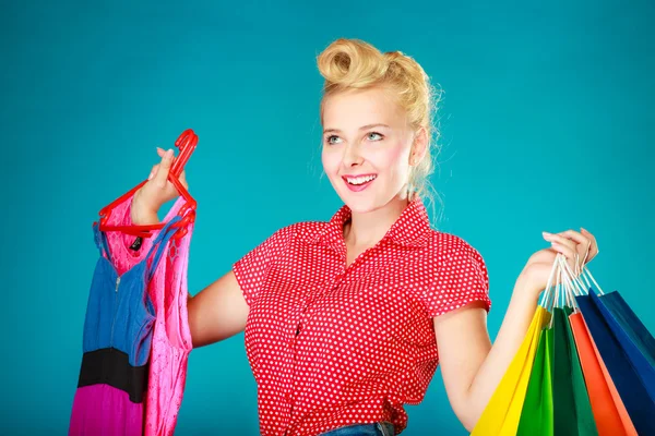 Pinup menina com sacos de compras comprar roupas vestido — Fotografia de Stock