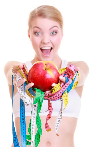 Fitness-Frau hält bunte Maßbänder in der Hand — Stockfoto