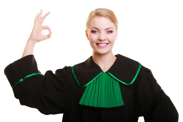 Žena právník v polštině šaty ukazující ok — Stock fotografie