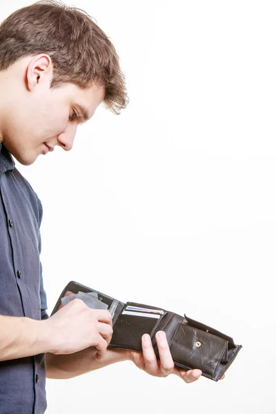 Jonge man betalen door creditcard uitgeven van geld. Financiën. — Stockfoto