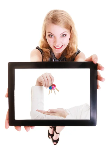 Makelaar vrouw zien sleutels op tablet. — Stockfoto