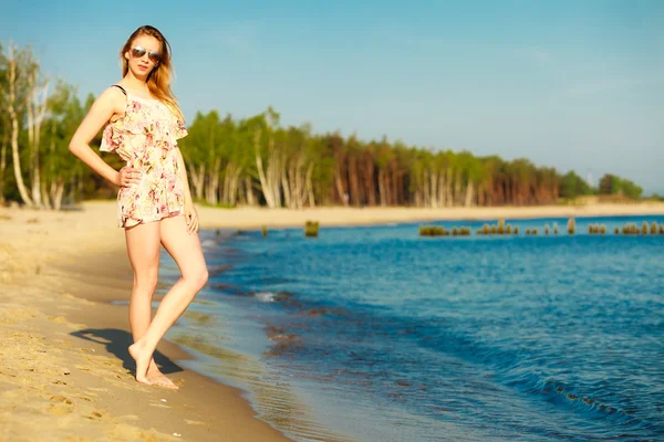 Férias. Menina sozinha na praia. — Fotografia de Stock