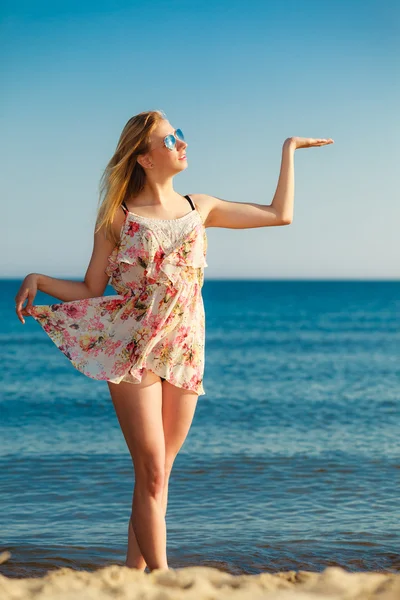 Sommarlovet. Tjej visar kopia utrymme på stranden. — Stockfoto