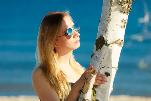 Sommerferien. Mädchen im Bikini steht am Strand — Stockfoto