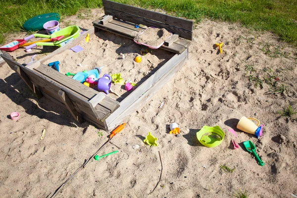 Dětství. sandbox pískoviště s hračkami, na hřišti. — Stock fotografie