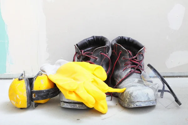 Equipo de construcción botas de trabajo ruido muffs — Foto de Stock