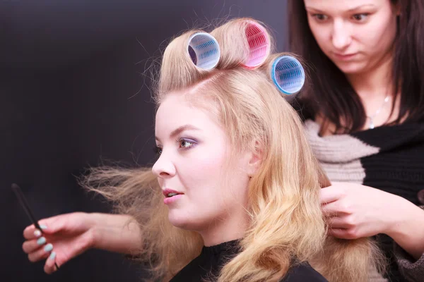 Hermosa chica rubia rizadores de pelo rodillos peluquería salón de belleza — Foto de Stock