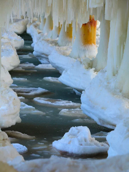 Paysages d'hiver. Mer Baltique. Fermer les formations de glace glaçons sur les poteaux de jetée — Photo