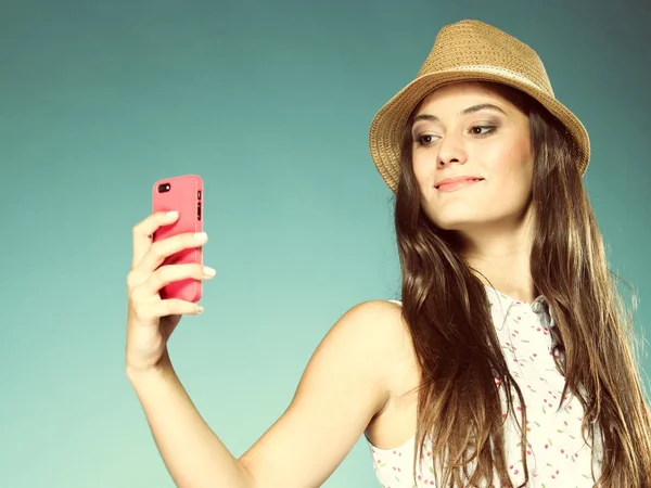 Menina com telefone celular tirando foto de si mesma — Fotografia de Stock