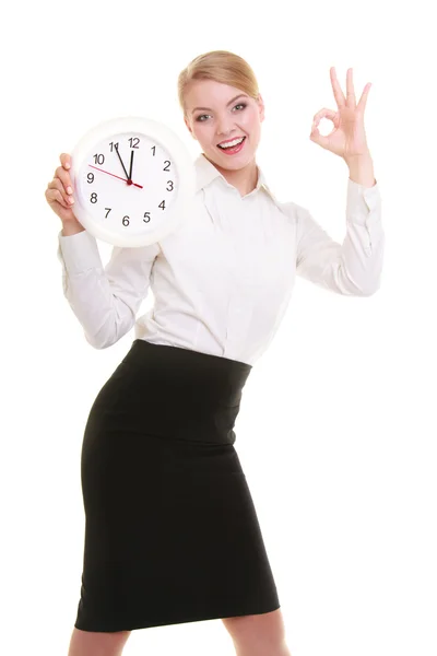 Porträtt affärskvinna visar klocka och ok hand tecken. — Stockfoto
