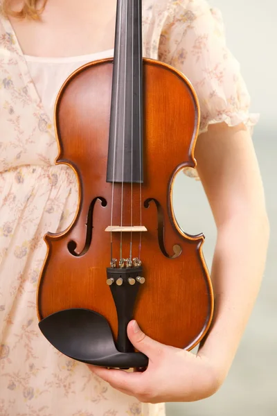 屋外バイオリンを持つ女性の手 — ストック写真