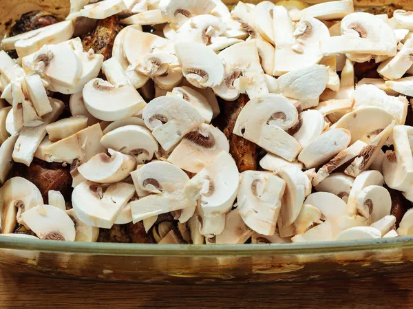 Voedsel. Geroosterd kippenvlees met champignons — Stockfoto